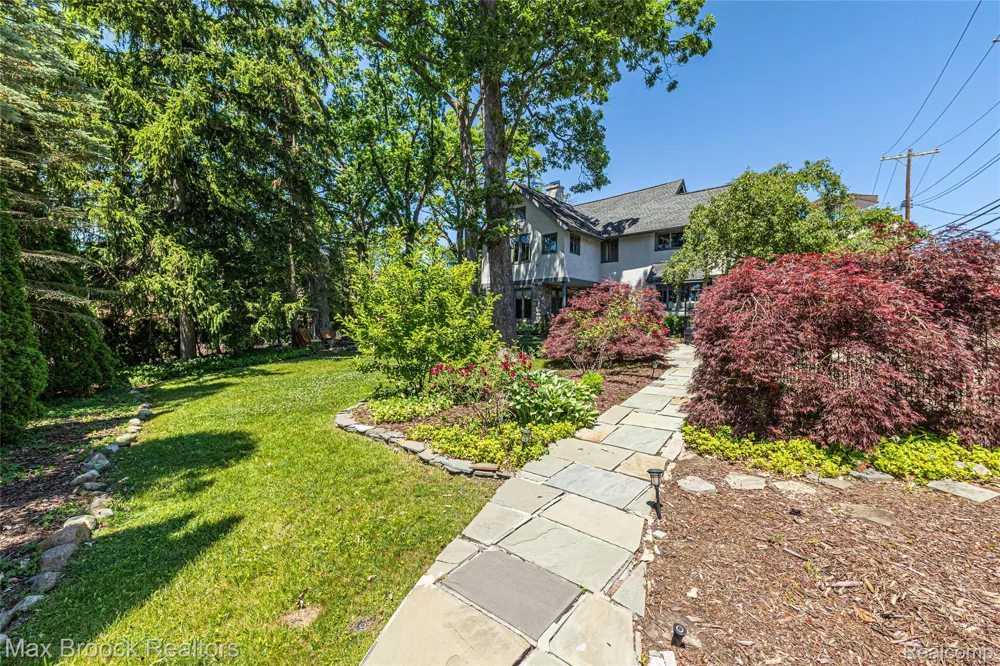 532 Brookside Avenue Birmingham City, MI 48009