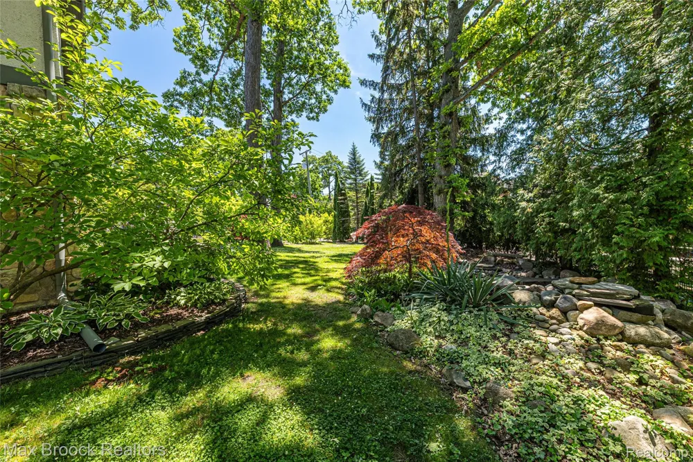 532 Brookside Avenue Birmingham City, MI 48009