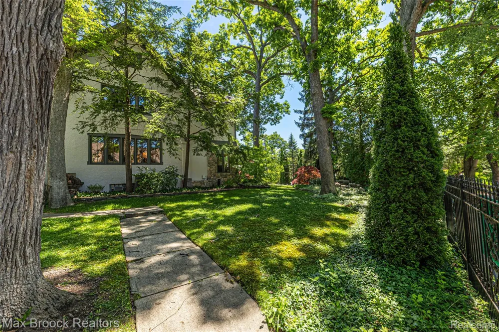532 Brookside Avenue Birmingham City, MI 48009