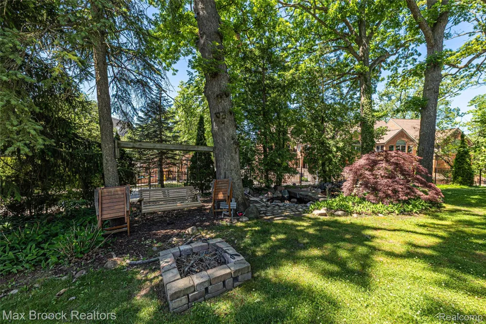 532 Brookside Avenue Birmingham City, MI 48009