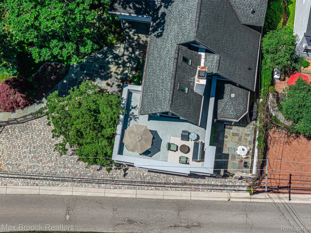 532 Brookside Avenue Birmingham City, MI 48009