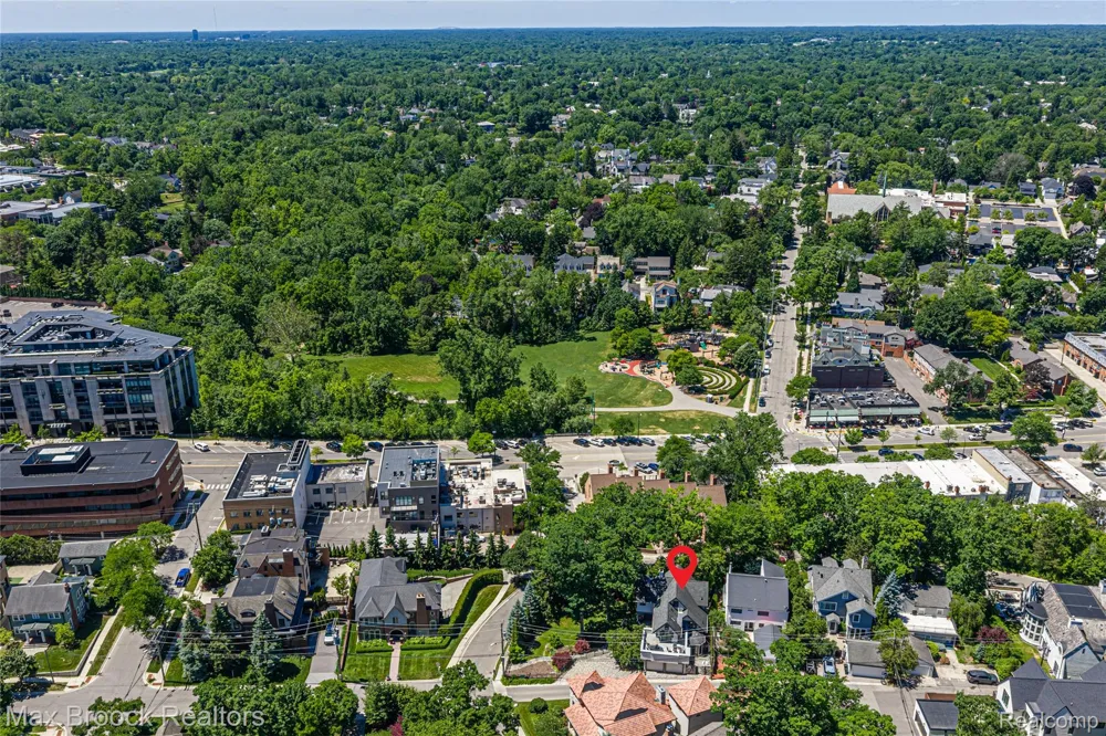 532 Brookside Avenue Birmingham City, MI 48009