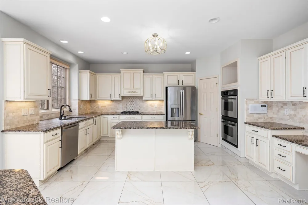7083 Chatham Court West Bloomfield Charter Township, MI 48322