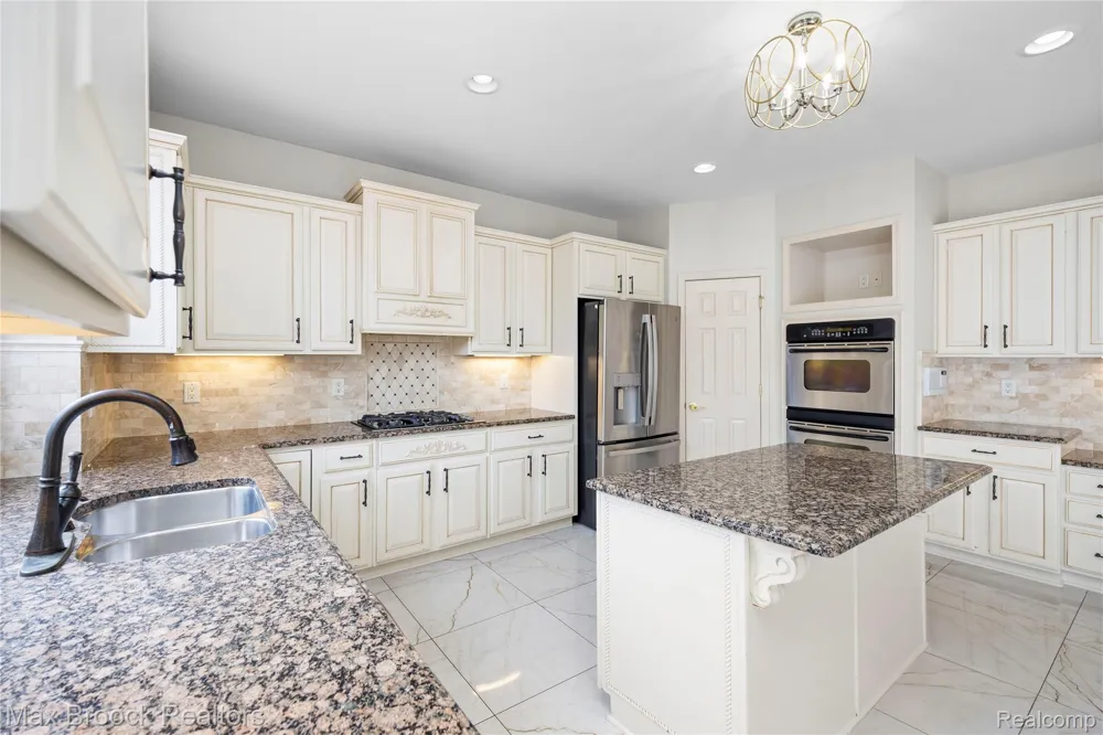 7083 Chatham Court West Bloomfield Charter Township, MI 48322