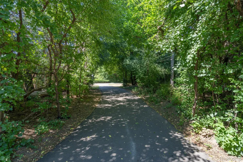 60 Devon Road Bloomfield Hills City, MI 48302
