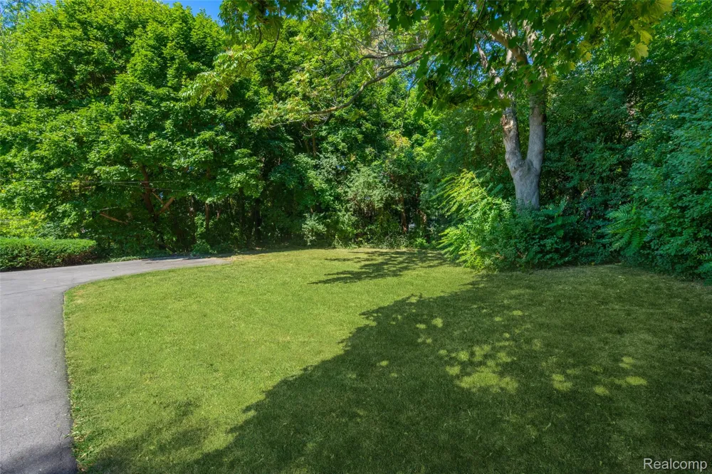 60 Devon Road Bloomfield Hills City, MI 48302