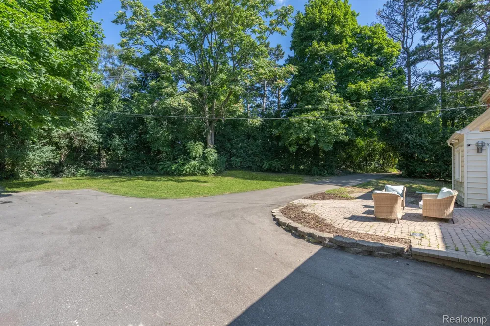 60 Devon Road Bloomfield Hills City, MI 48302