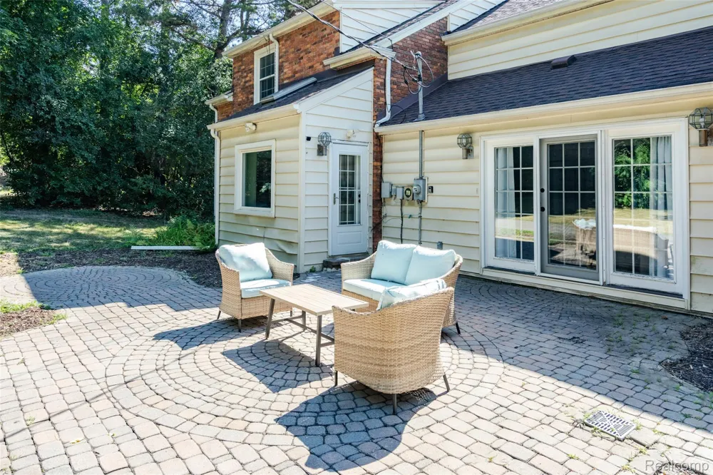 60 Devon Road Bloomfield Hills City, MI 48302