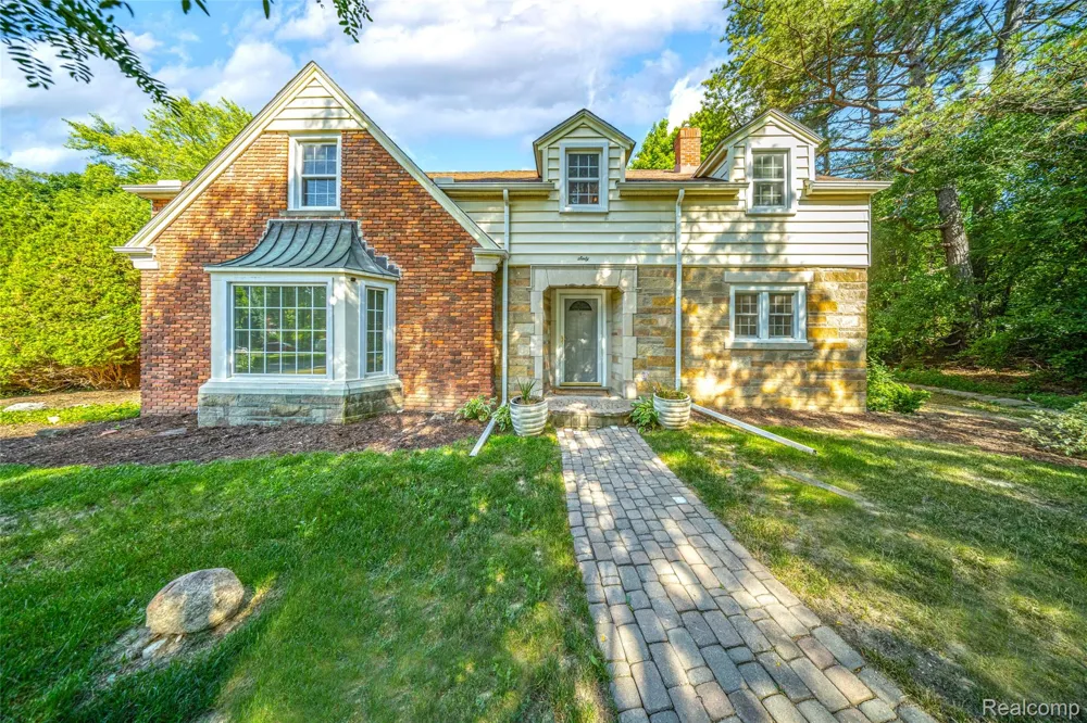 60 Devon Road Bloomfield Hills City, MI 48302