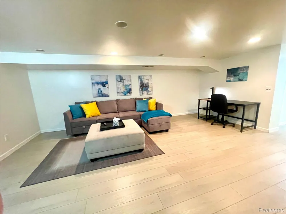 60 Devon Road Bloomfield Hills City, MI 48302