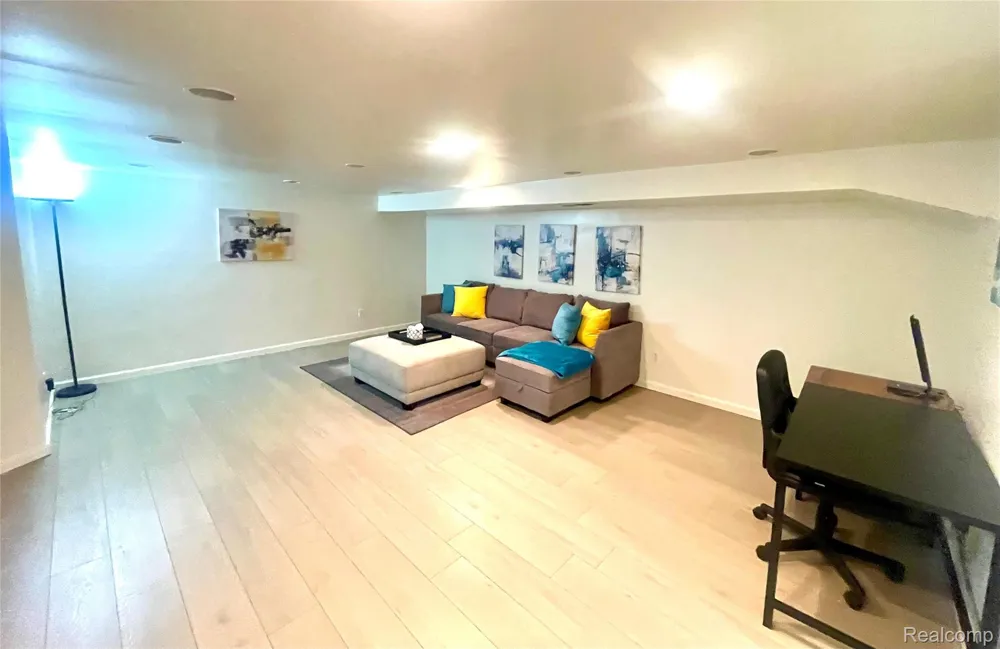 60 Devon Road Bloomfield Hills City, MI 48302