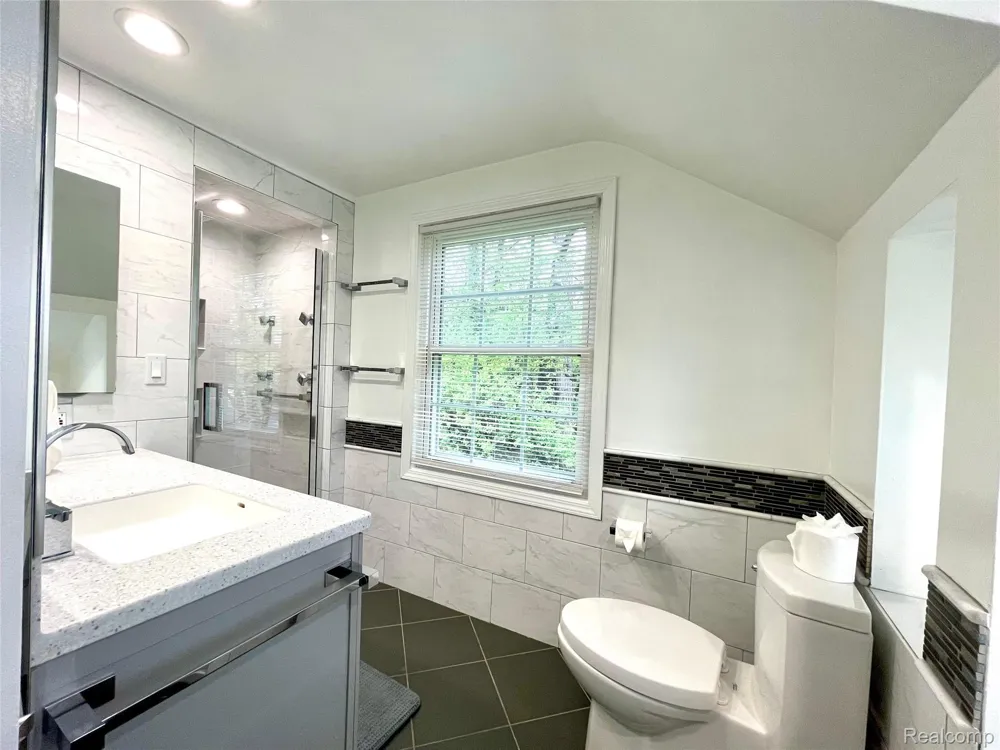 60 Devon Road Bloomfield Hills City, MI 48302