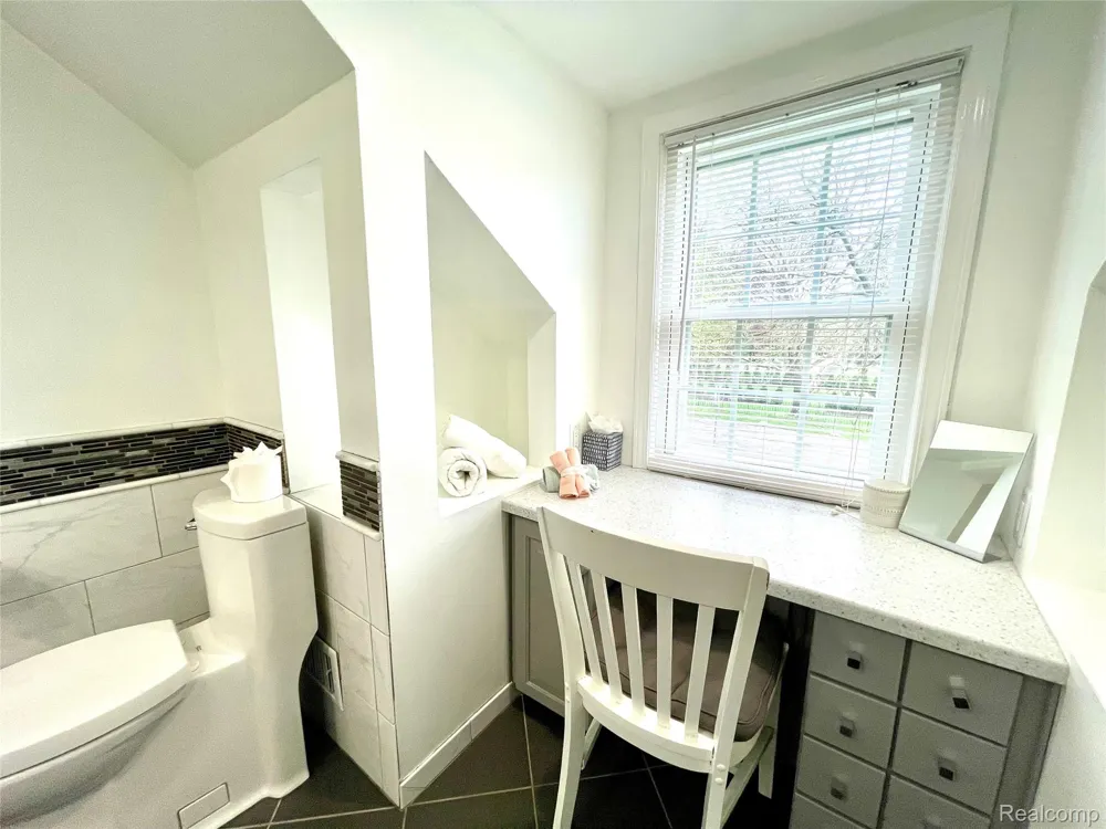 60 Devon Road Bloomfield Hills City, MI 48302