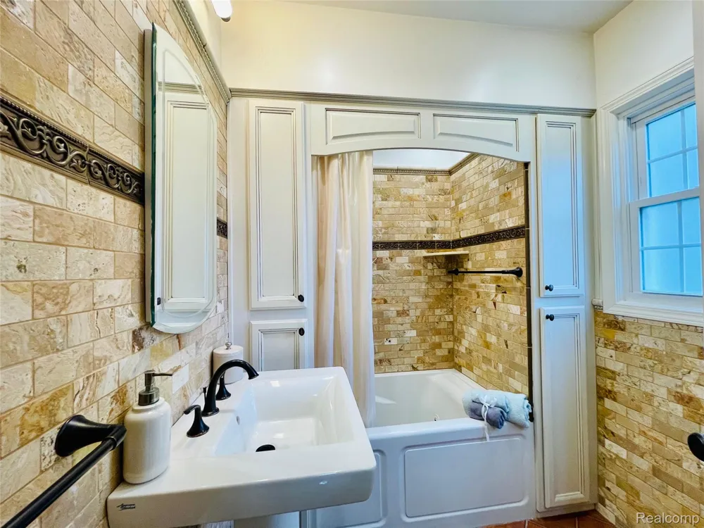 60 Devon Road Bloomfield Hills City, MI 48302