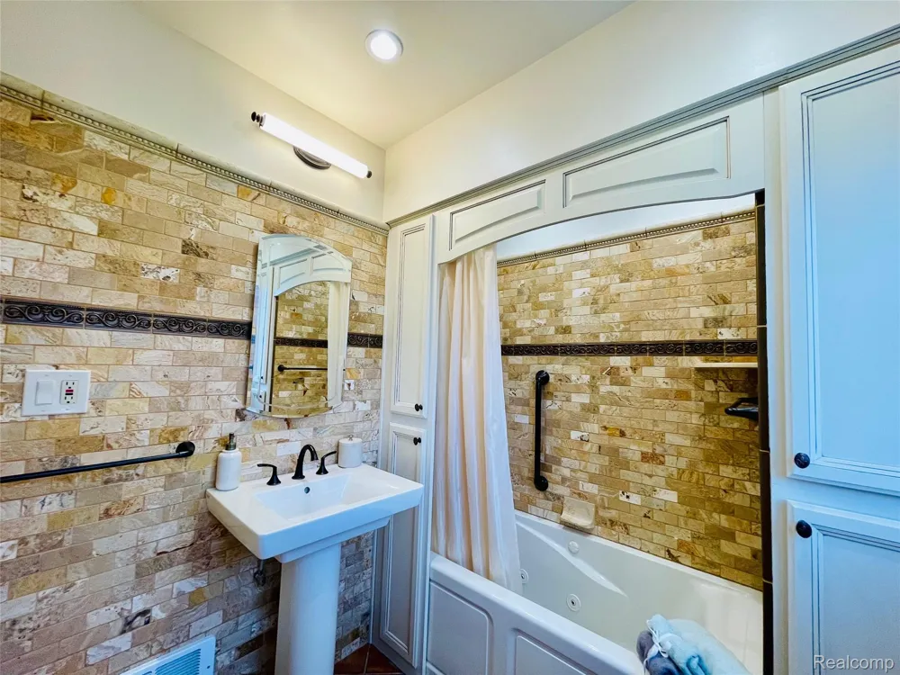 60 Devon Road Bloomfield Hills City, MI 48302