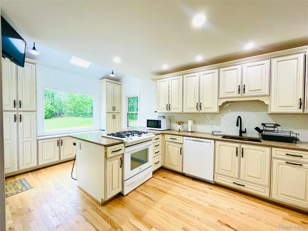 60 Devon Road Bloomfield Hills City, MI 48302