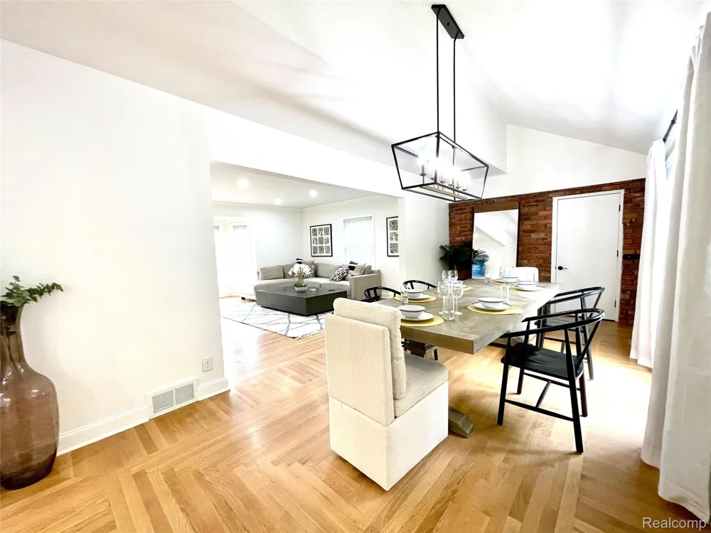 60 Devon Road Bloomfield Hills City, MI 48302