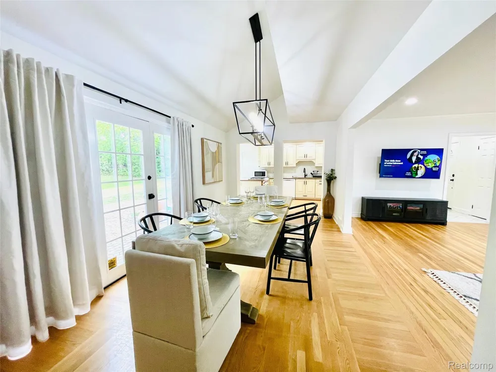 60 Devon Road Bloomfield Hills City, MI 48302