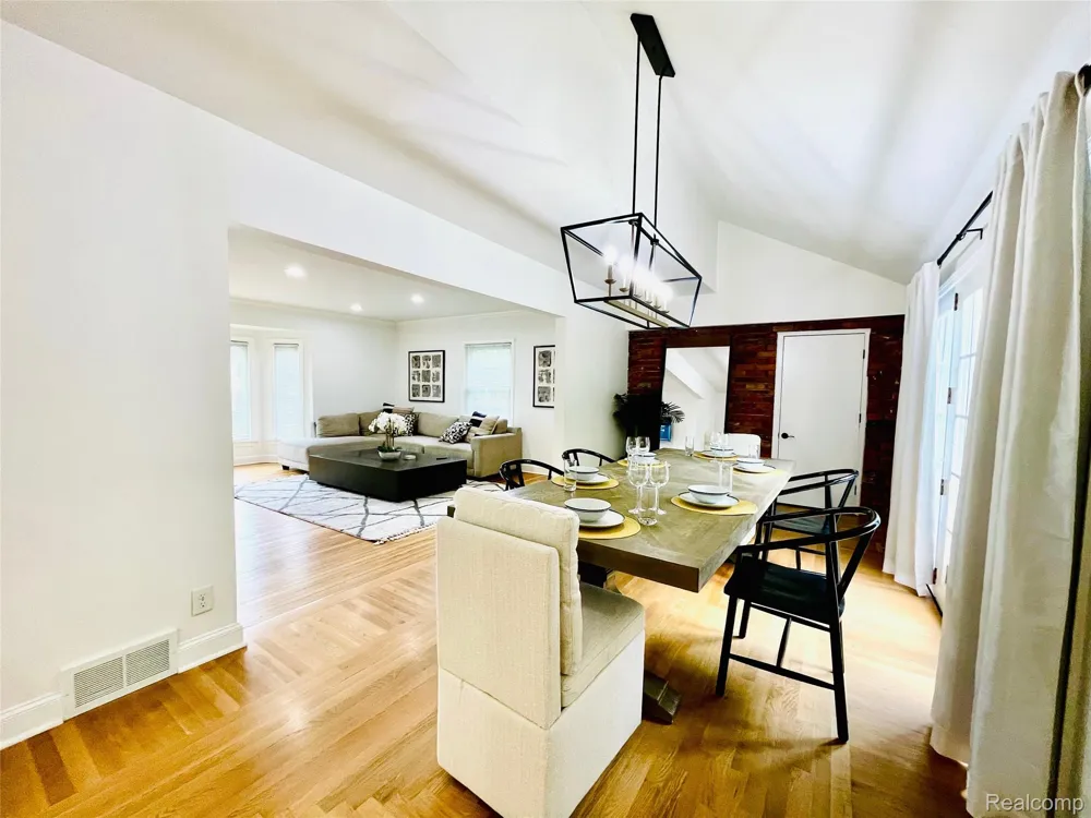 60 Devon Road Bloomfield Hills City, MI 48302