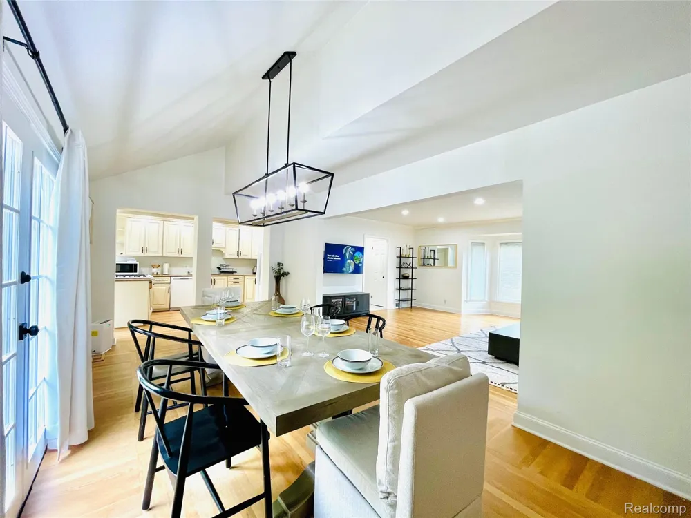 60 Devon Road Bloomfield Hills City, MI 48302