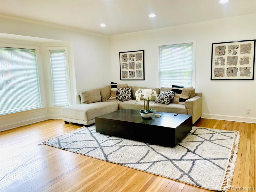 60 Devon Road Bloomfield Hills City, MI 48302