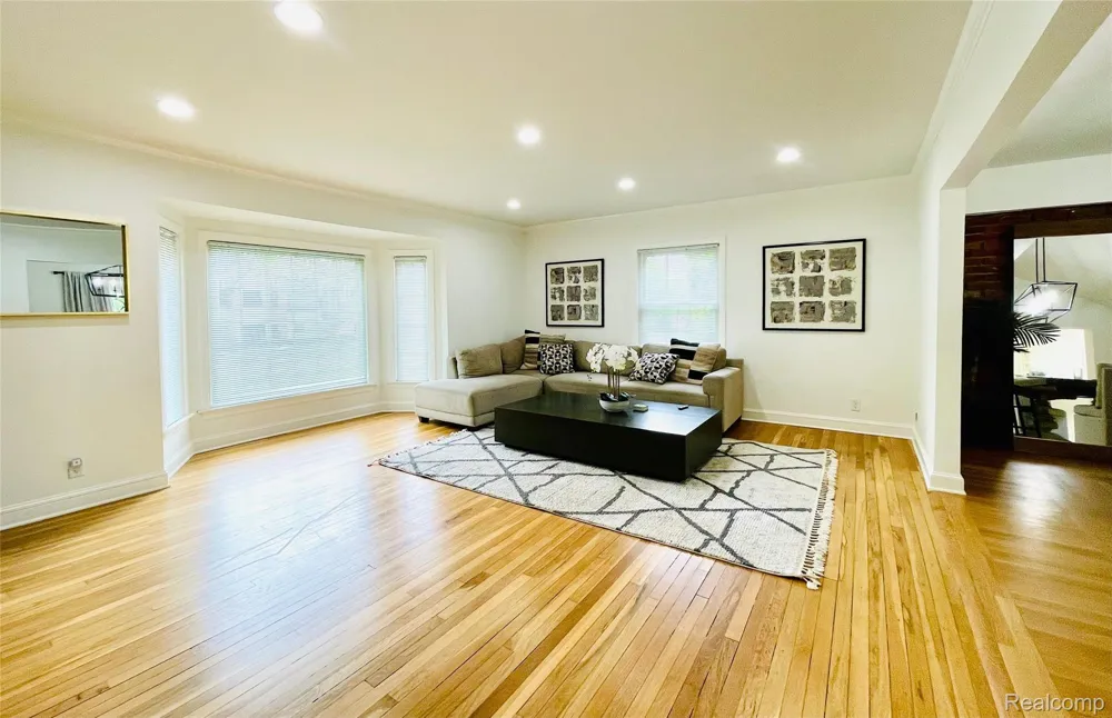 60 Devon Road Bloomfield Hills City, MI 48302