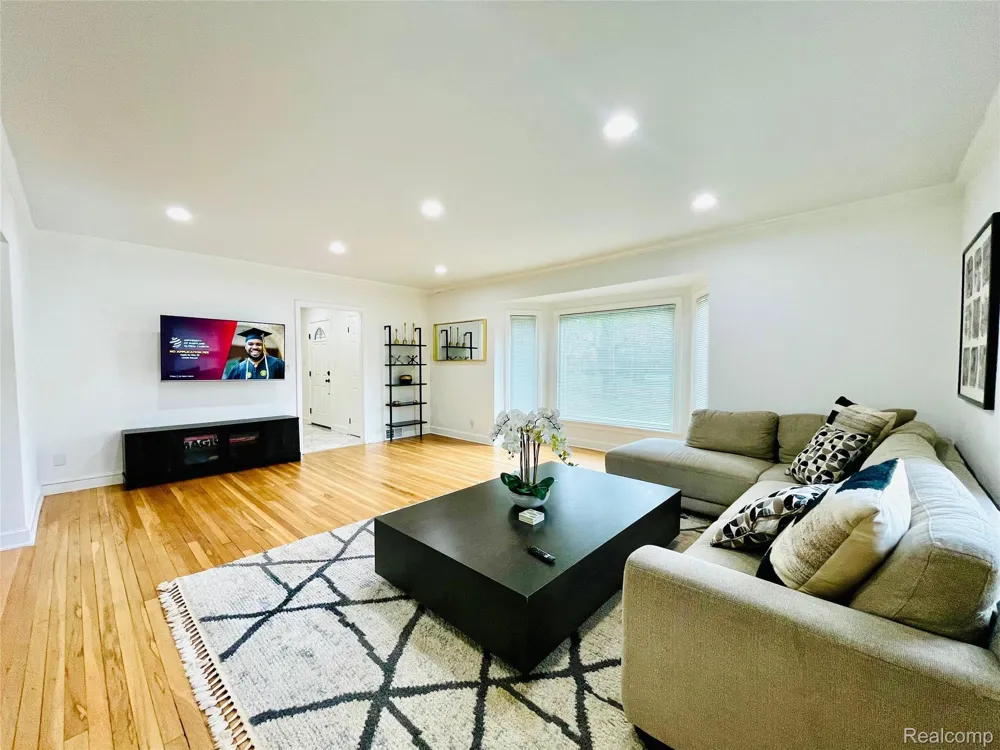 60 Devon Road Bloomfield Hills City, MI 48302