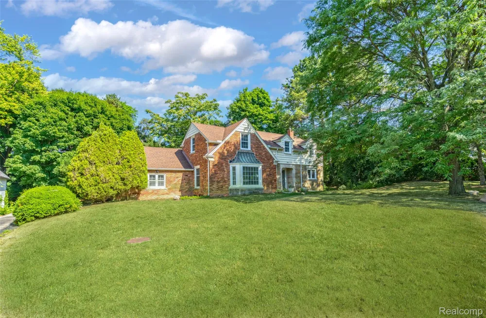 60 Devon Road Bloomfield Hills City, MI 48302