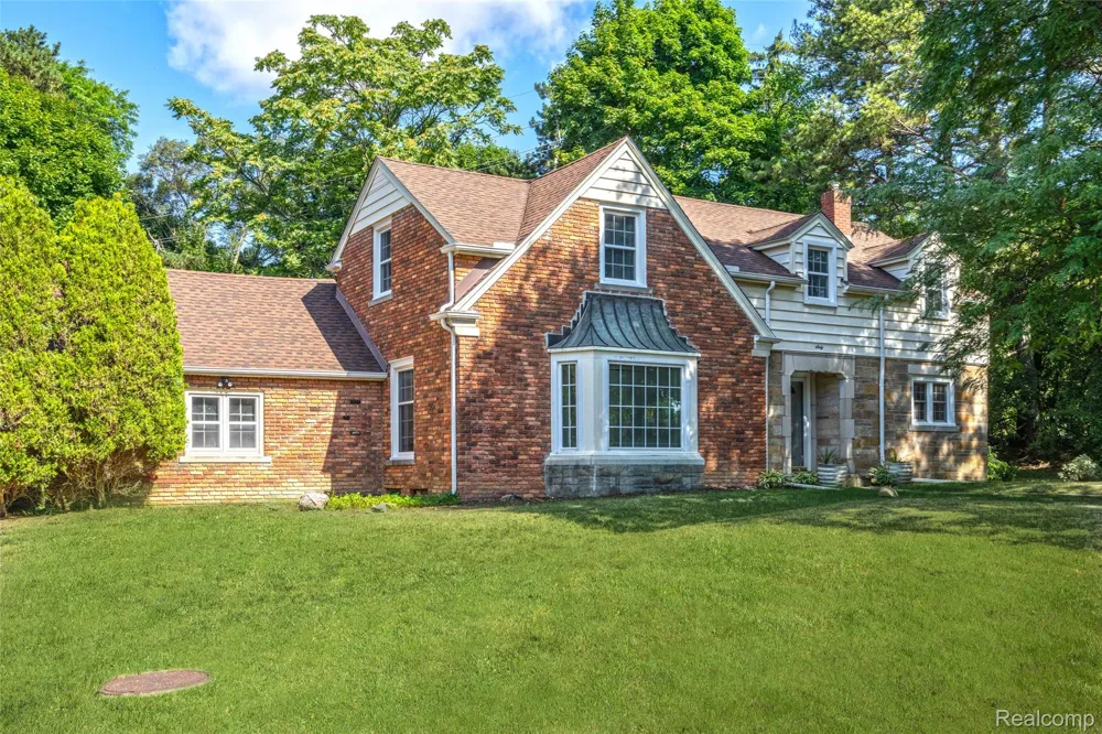 60 Devon Road Bloomfield Hills City, MI 48302