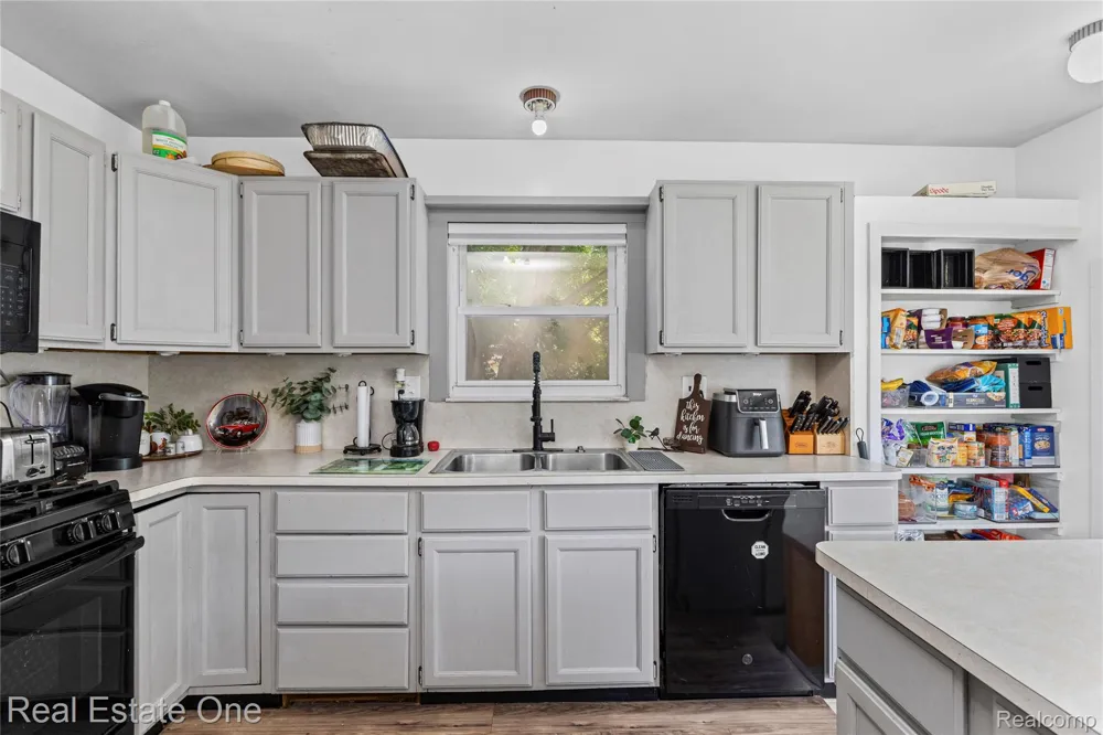 27768 Rialto Street Madison Heights City, MI 48071