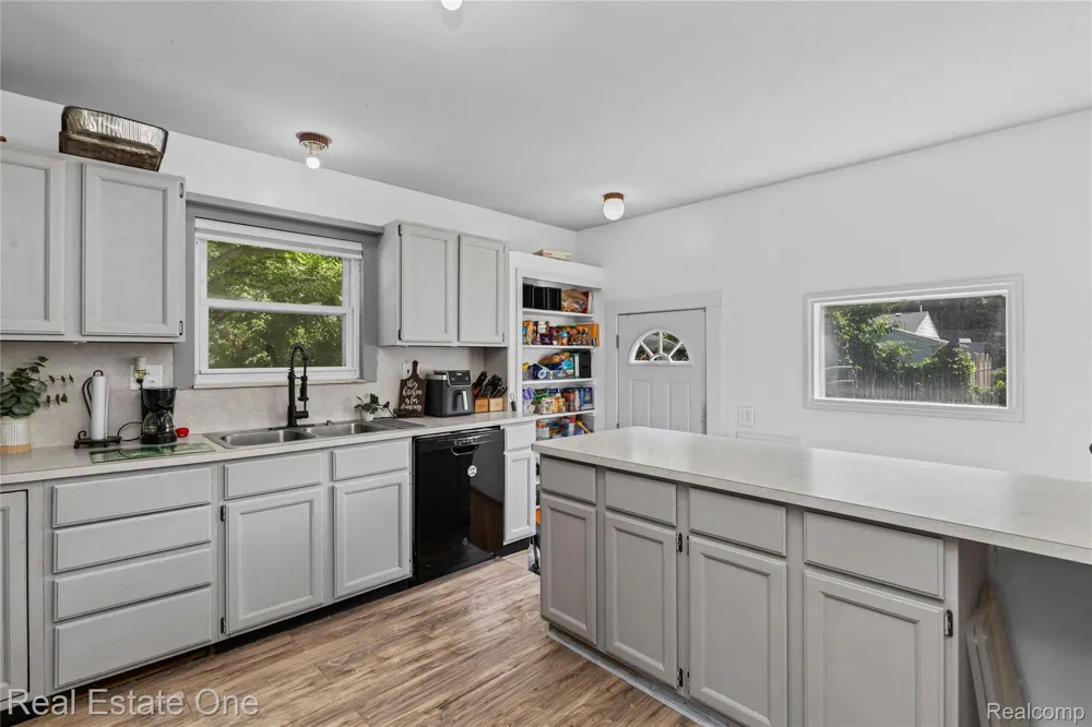 27768 Rialto Street Madison Heights City, MI 48071