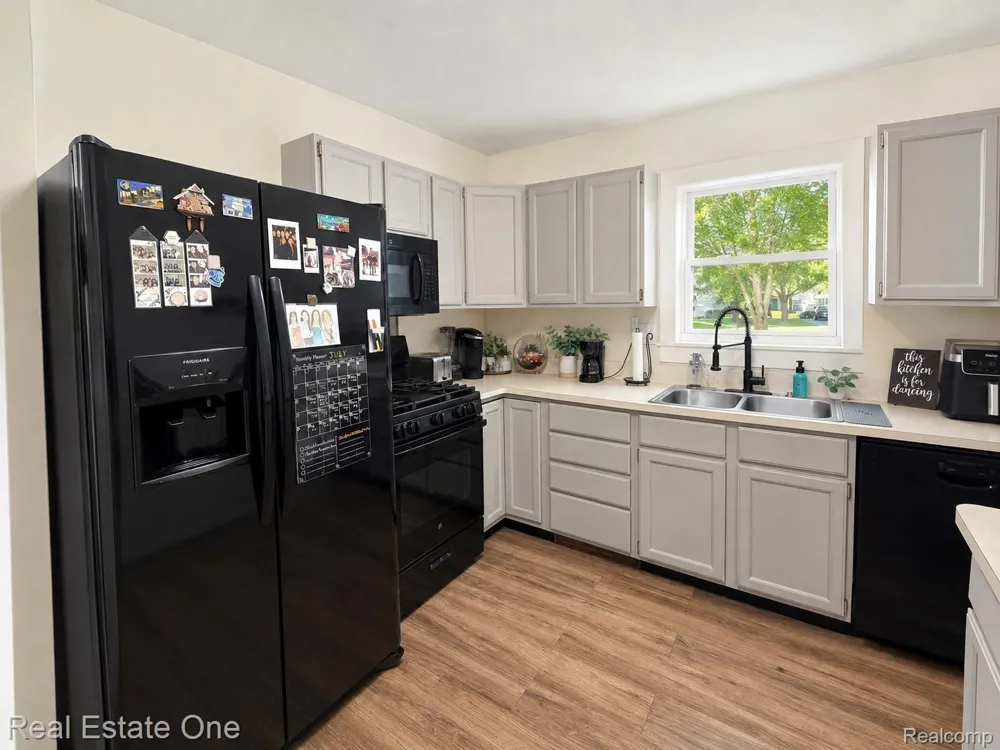 27768 Rialto Street Madison Heights City, MI 48071