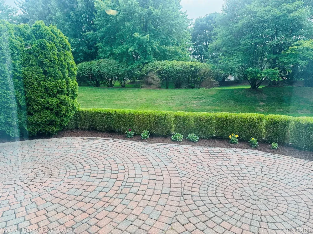 171 Millstone Drive Troy City, MI 48084