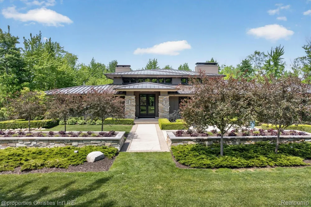 22635 Evergreen Court Novi City, MI 48374