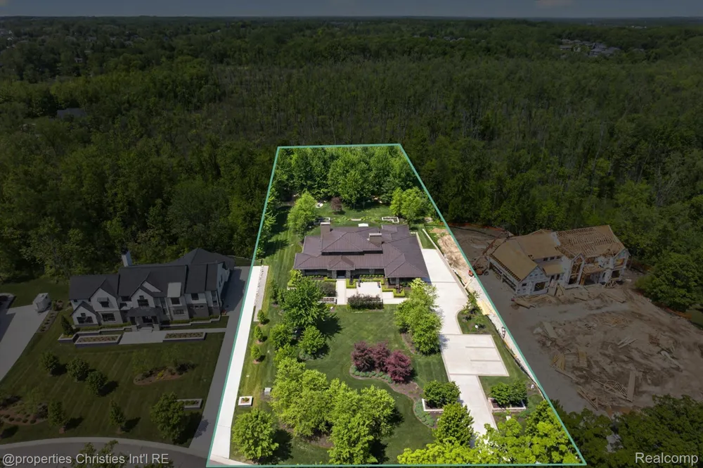 22635 Evergreen Court Novi City, MI 48374