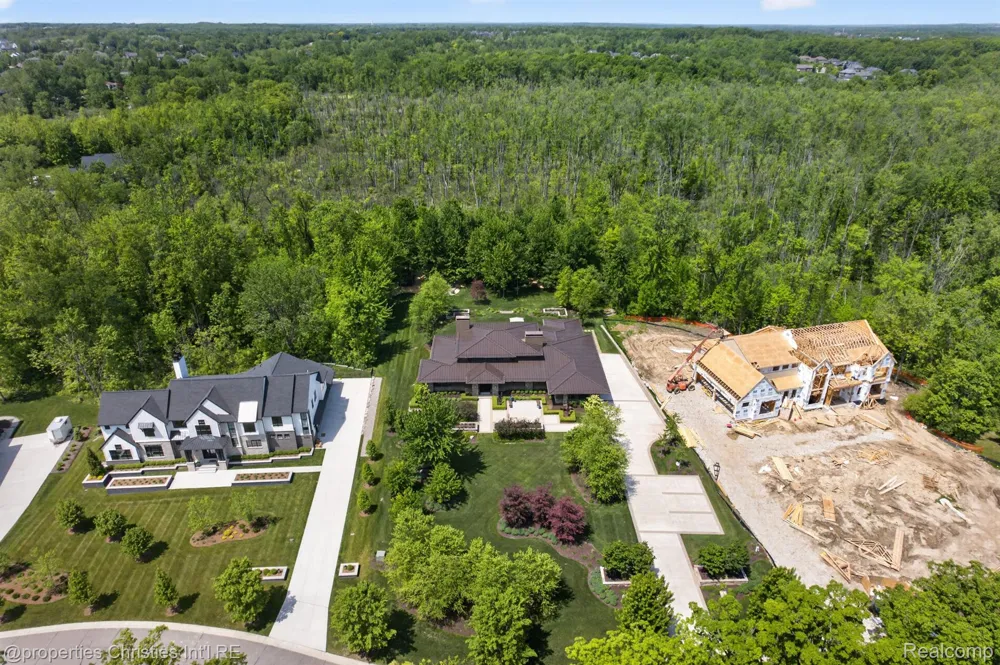 22635 Evergreen Court Novi City, MI 48374
