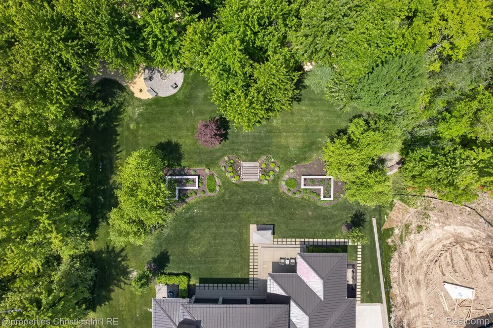 22635 Evergreen Court Novi City, MI 48374