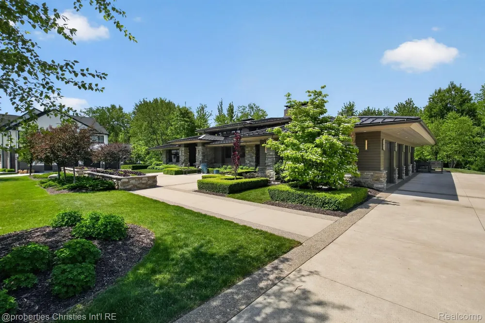 22635 Evergreen Court Novi City, MI 48374