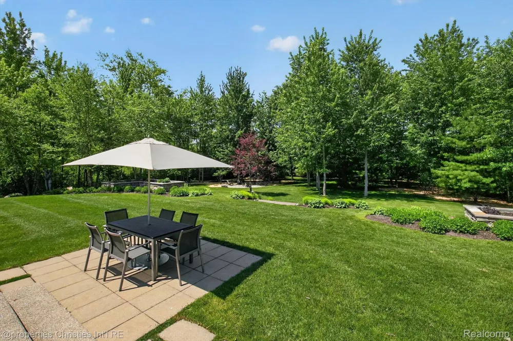22635 Evergreen Court Novi City, MI 48374