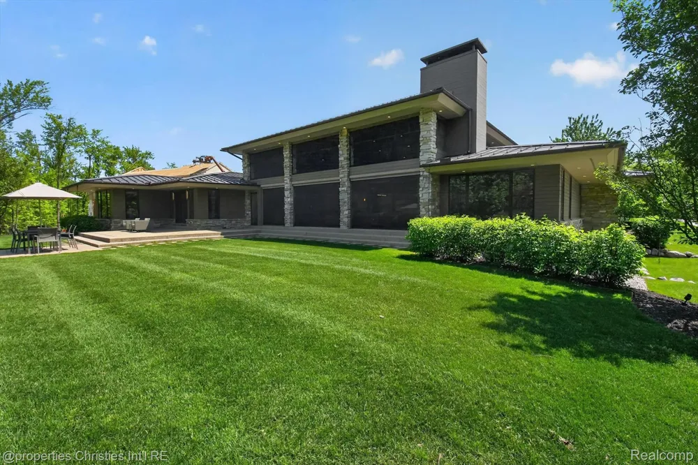 22635 Evergreen Court Novi City, MI 48374