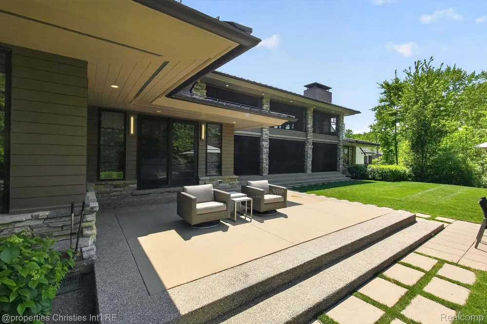 22635 Evergreen Court Novi City, MI 48374