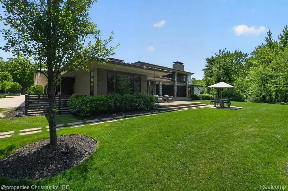 22635 Evergreen Court Novi City, MI 48374