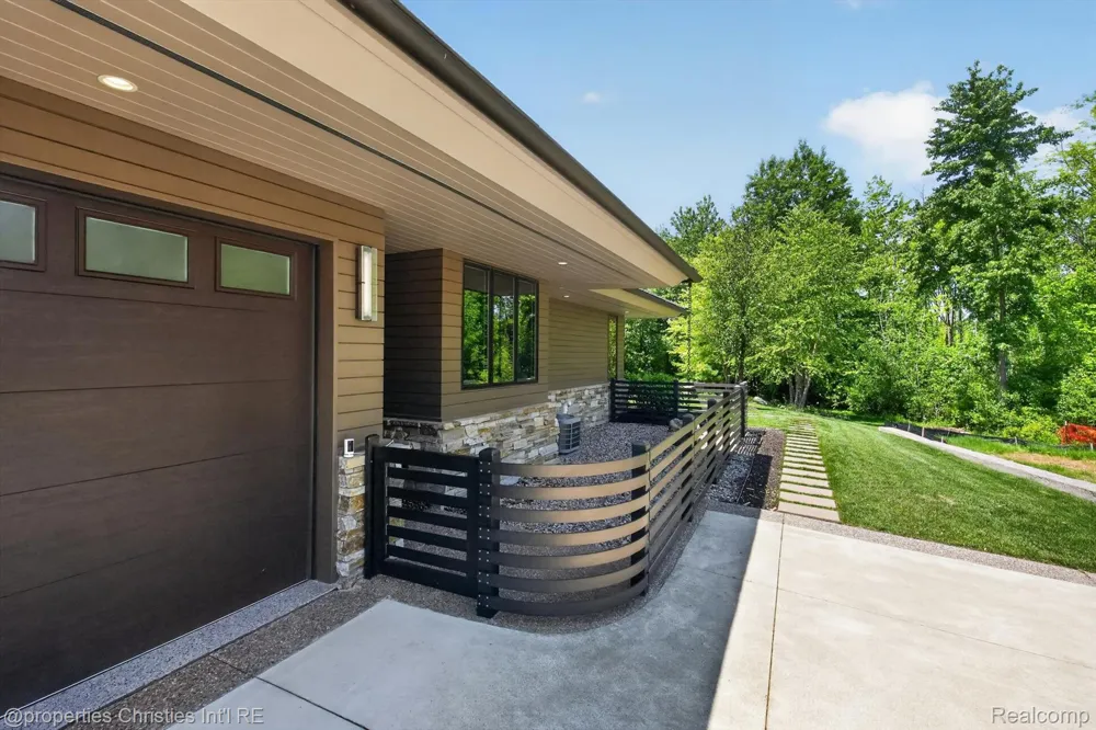 22635 Evergreen Court Novi City, MI 48374