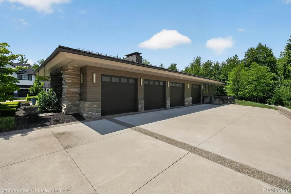 22635 Evergreen Court Novi City, MI 48374