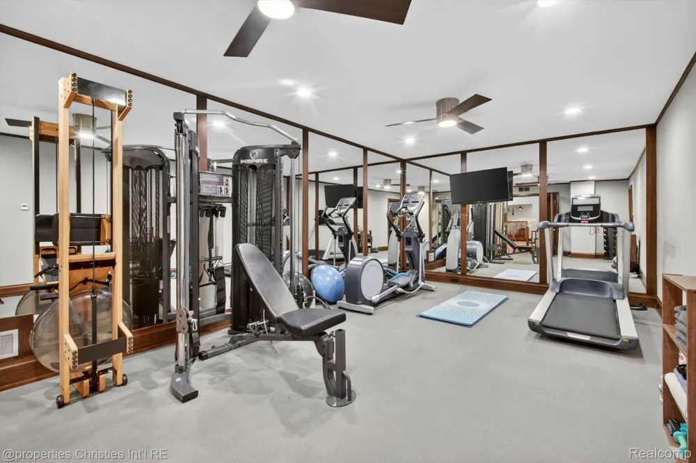 22635 Evergreen Court Novi City, MI 48374