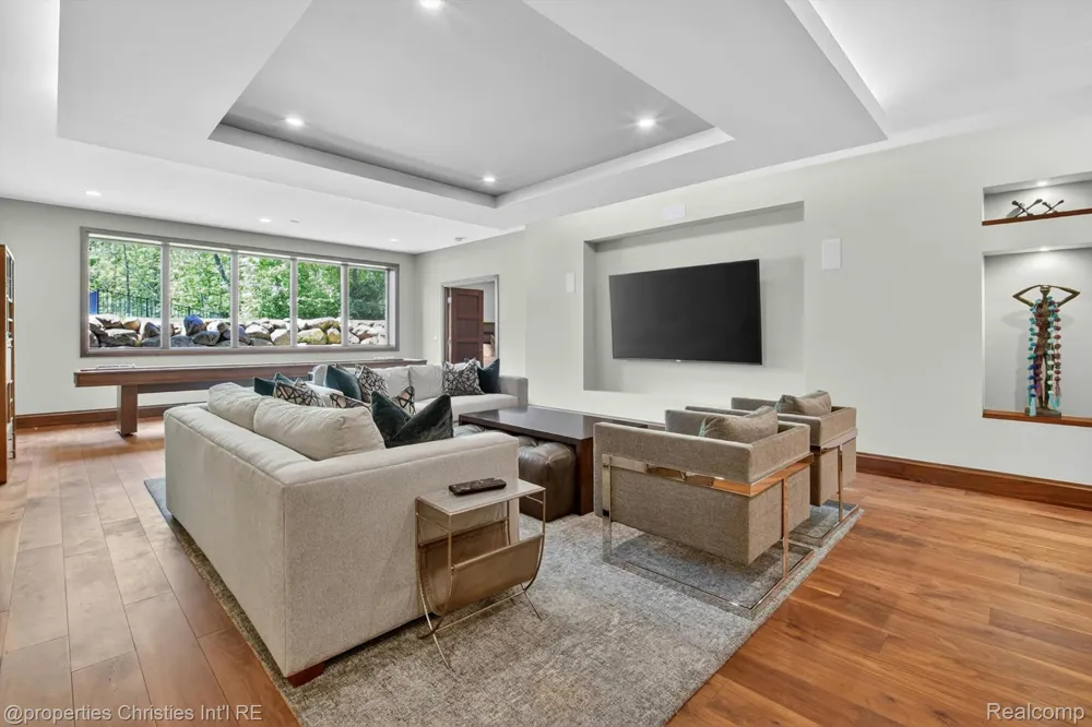 22635 Evergreen Court Novi City, MI 48374