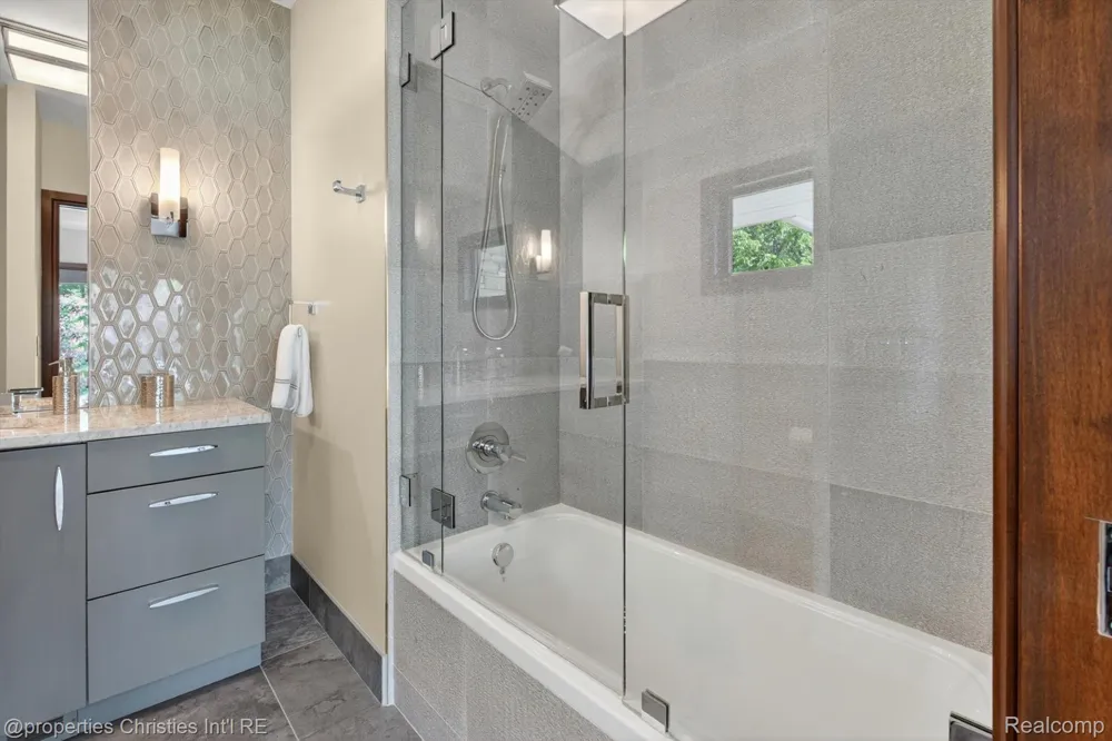 22635 Evergreen Court Novi City, MI 48374