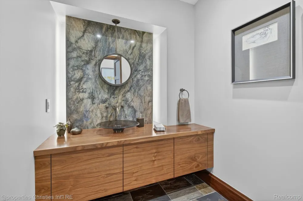 22635 Evergreen Court Novi City, MI 48374