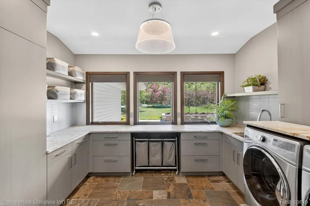 22635 Evergreen Court Novi City, MI 48374