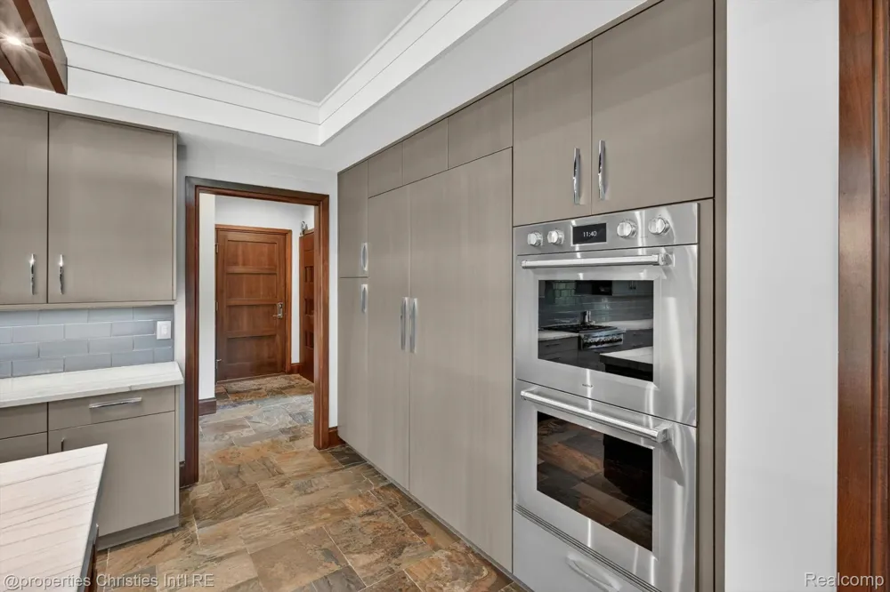 22635 Evergreen Court Novi City, MI 48374
